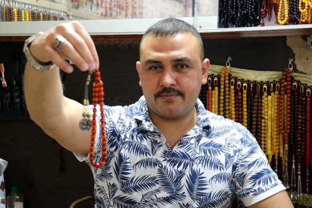 Sivaslı usta, artık üretimi yapılmayan Osmanlı kehribar tespihini 5 bin liraya satıyor