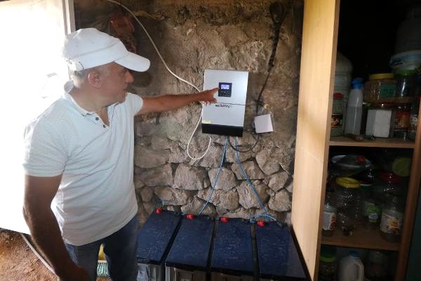 Elektrik faturalarından kurtulmak için evinin bahçesine güneş panelleri kurdu
