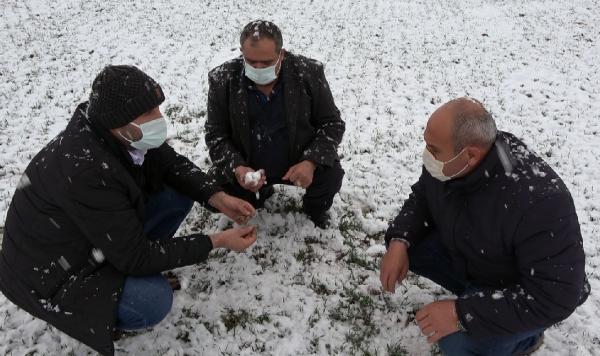 Kar yağışıyla yüzü gülen çiftçi: Emeklerimiz 'beyaz altın' ile buluştu