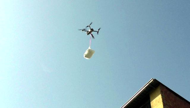 Drone ile pide servisi görenleri şaşırtıyor