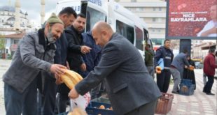 Sivas'ta fırınlar greve girdi, vatandaş ekmek dağıttı