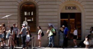 Dolar Euro'yu geçti, Amerikalı turistler Paris butiklerine akın etti